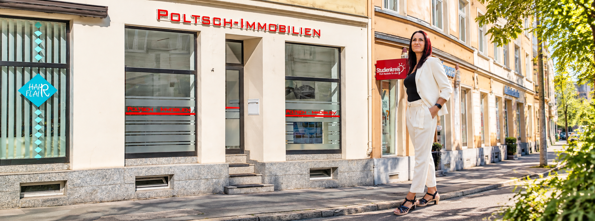Unternehmen erfolgreich seit 1997 1 Immobilienbuero mit selbstbewusster Geschaeftsfrau
